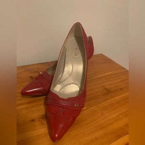 Size 8 Bandolino suede pumps